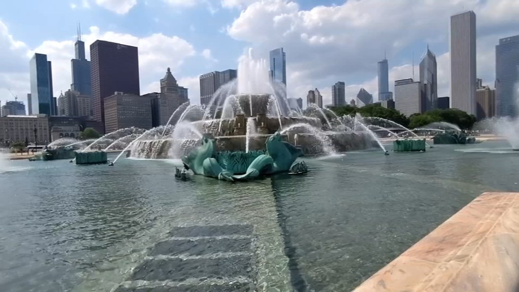 Picture of: Chicago’s Buckingham Fountain roars back to life at ‘Switch on